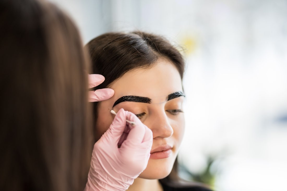 Peeling the face and eyebrows