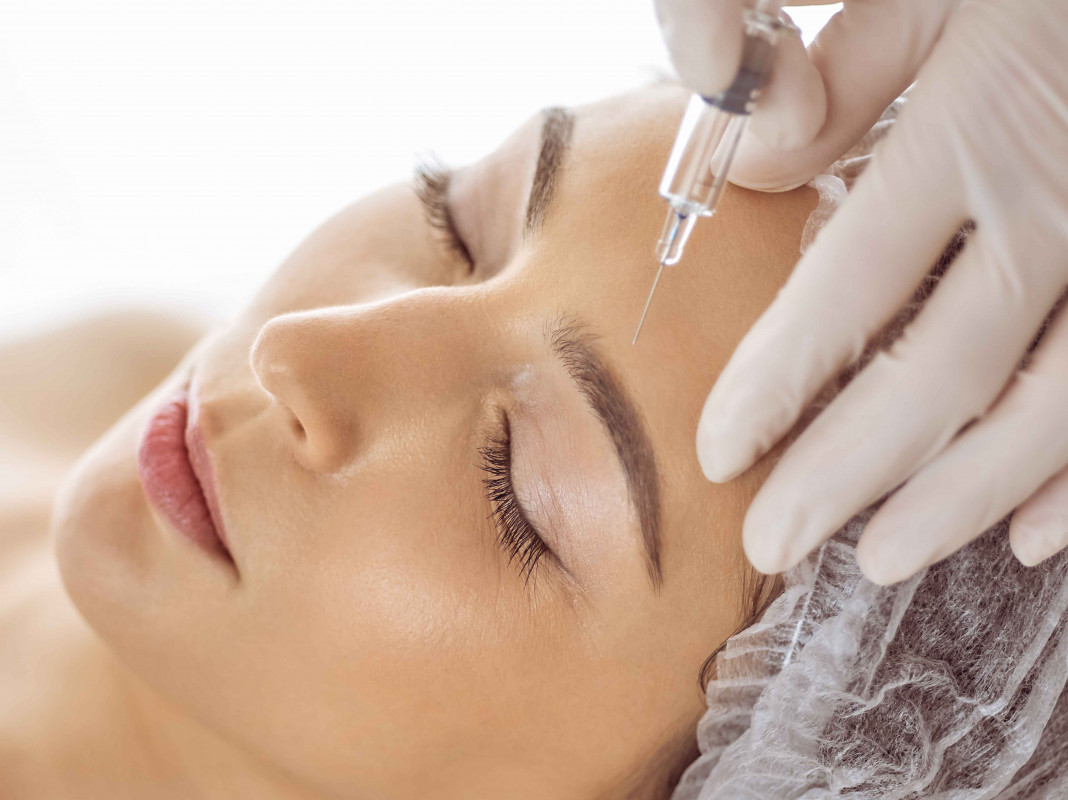 Facial pigmentation treatment session with stem cells